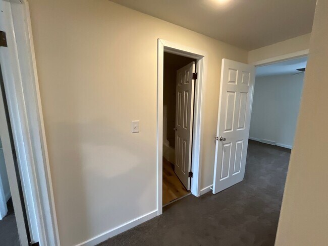 Building Photo - 2 Bed 1.5 bath with ac and off-street parking