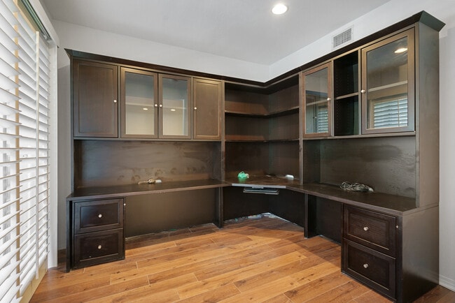 Building Photo - 6020 Seabluff Dr