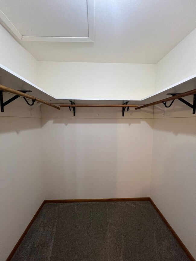 Building Photo - Recently Renovated Upper Level 1-bed, 1-Bath