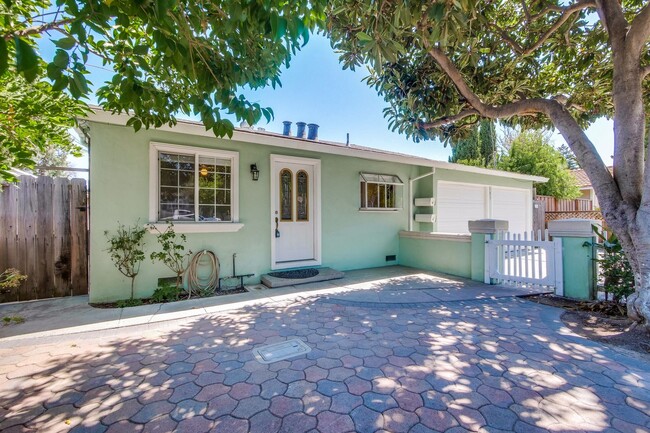 Building Photo - Duplex in Mountain View -  hardwood floors...