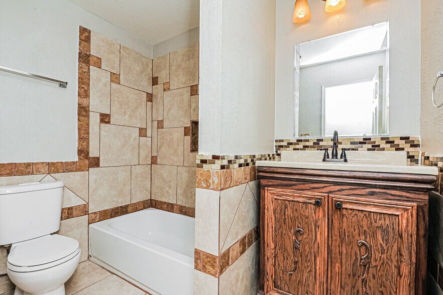 Building Photo - 7529 Ashwood Cir