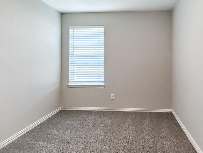 Building Photo - Beautifully Refreshed 3-Bedroom Home in De...