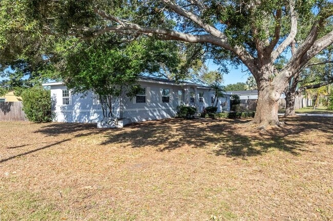 Building Photo - 2900 Leslee Lake Dr N