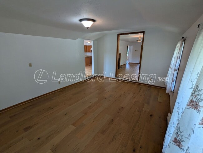 Building Photo - Country Living Spacious Ranch Duplex with ...