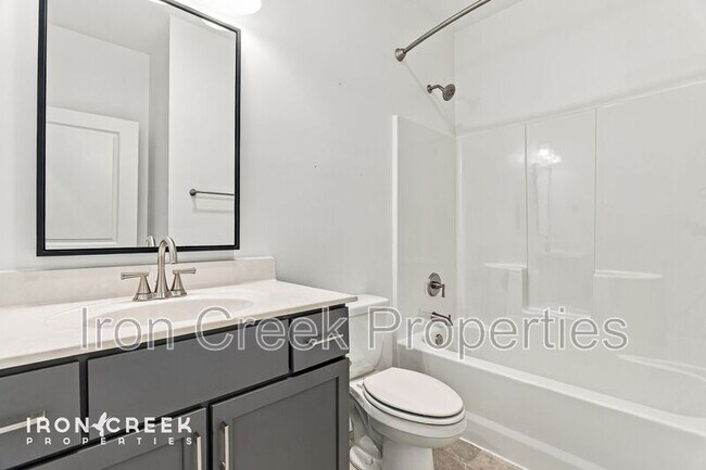 Building Photo - 17 Woodbridge Park Dr