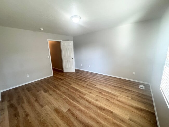 Building Photo - Beautiful Single Level- 3 Bed 2 Bath - Pet...