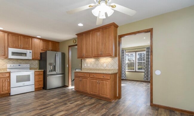 Building Photo - 404 Elm Tree Dr