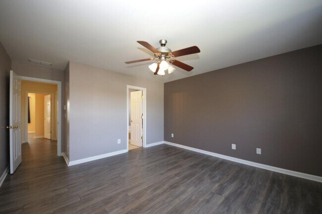 Building Photo - 2120 Highland Gate Dr