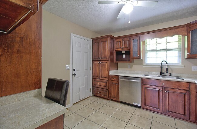 Building Photo - 815 Sagewood Dr