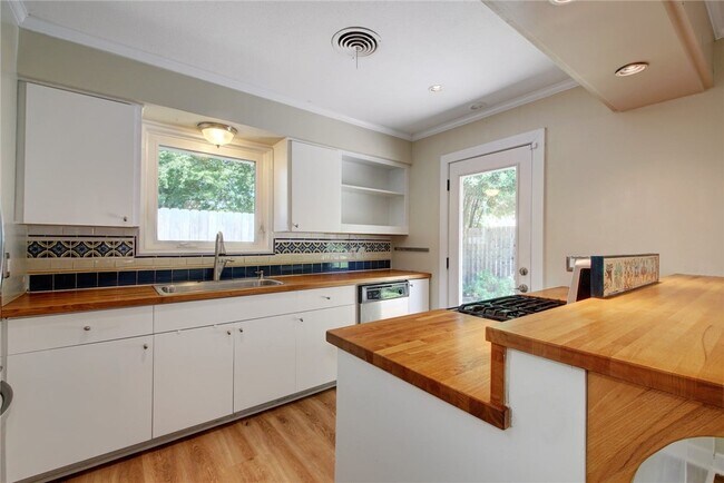 Building Photo - 900 Aurora Cir
