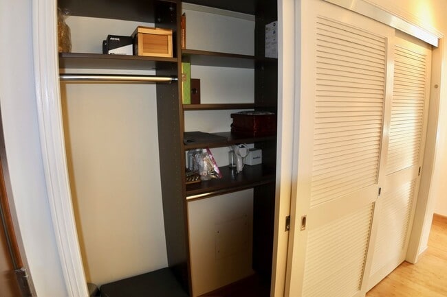 Building Photo - *New* 2 Bed & 2 Bath Condo in Fidi with Parking