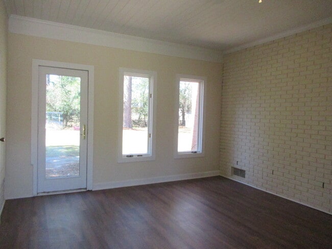 Building Photo - 38 Thelma St