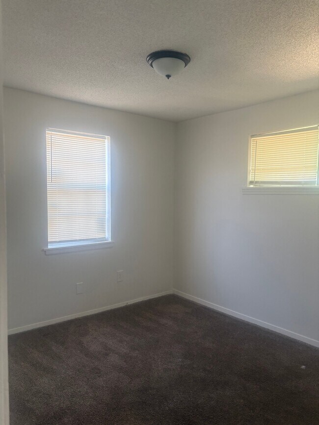 Building Photo - 2565 Peres Ave