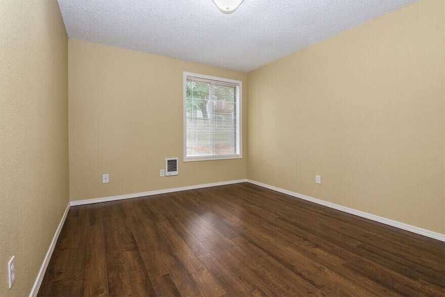 Building Photo - 12400 SW Gingham Ln