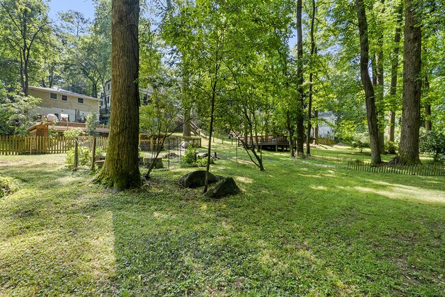 Building Photo - 486 Lakeshore Dr NE