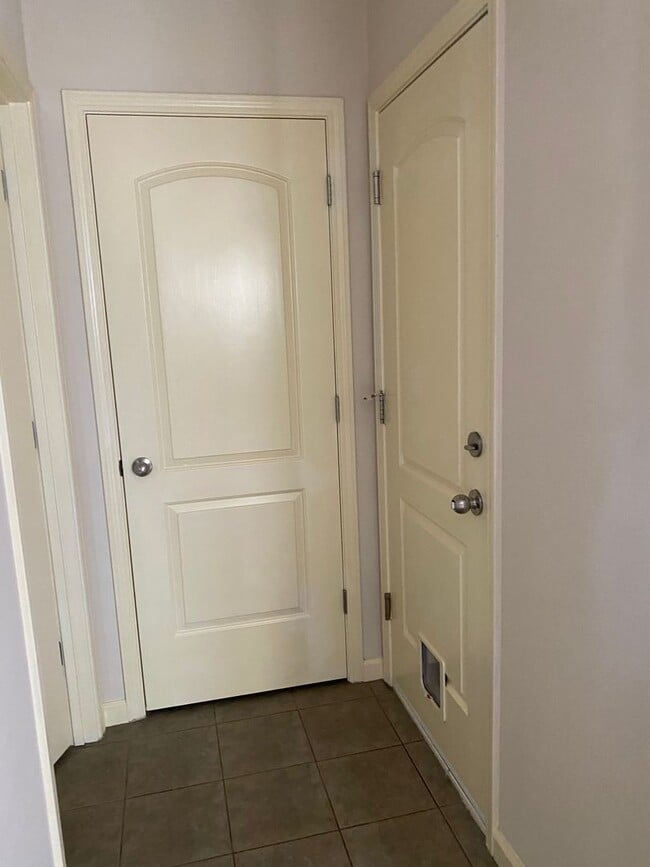 Building Photo - Townhouse in the Villages at Shasta View G...