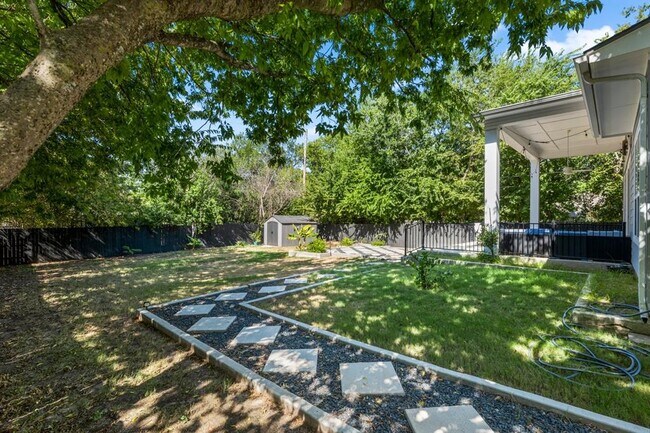 Building Photo - 2303 Rogge Ln