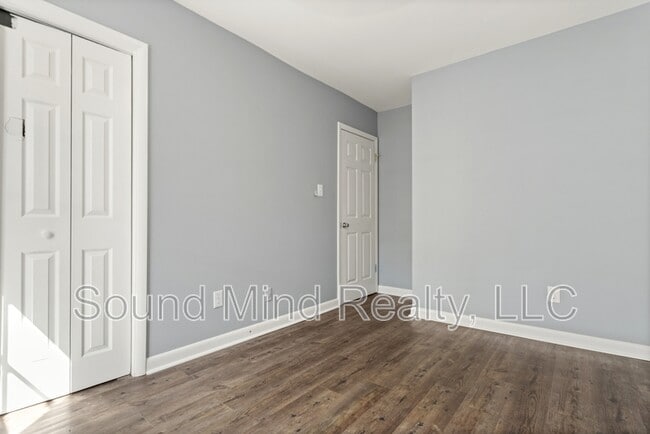 Building Photo - 305 Golf Course Dr