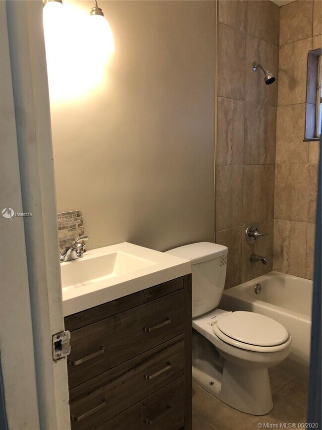 Building Photo - 2620 SW 32nd Ave