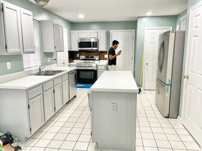 Building Photo - 10654 S Hall Dr