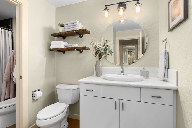 Building Photo - Available Now - 2BR/1.5BA Condo in Kirkland