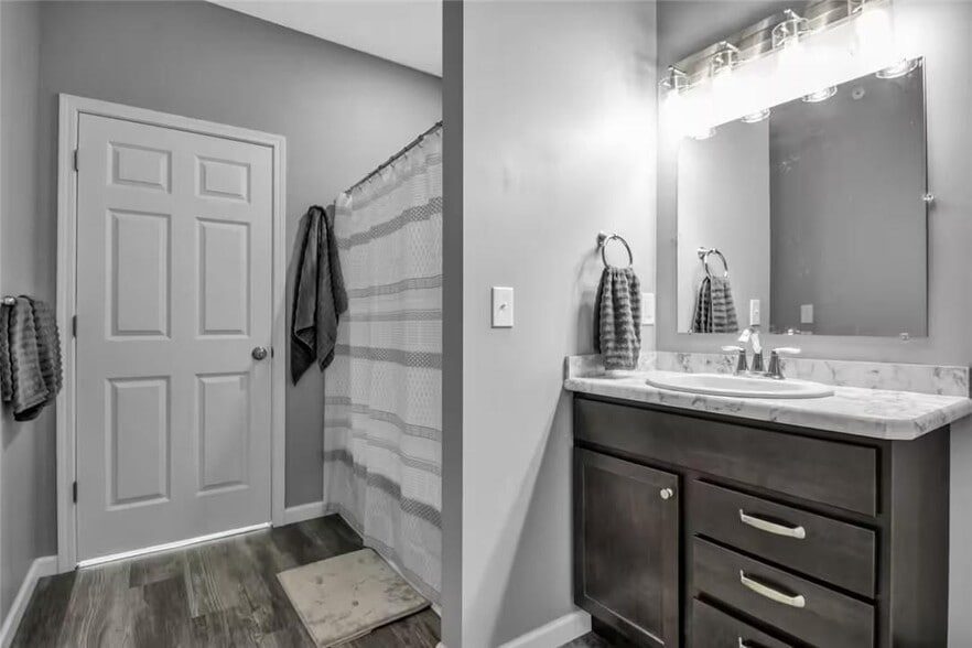 Building Photo - 140 Seymour, Lower St