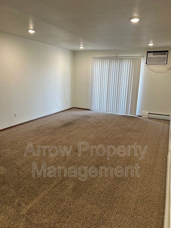 Primary Photo - 215 E Arbor Ave