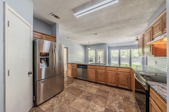 Building Photo - Spacious single-story 4-bedroom, 2-bath home in Arlington, Mansfield ISD