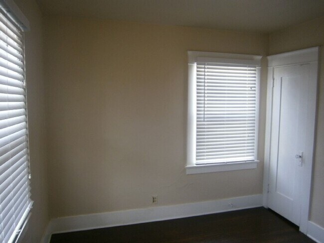 Building Photo - 2 bedroom 1 bathroom Craftsman Home locate...