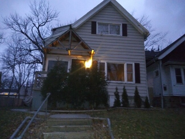 Building Photo - 4 Bedroom 1.5 bathroom Single Family Home