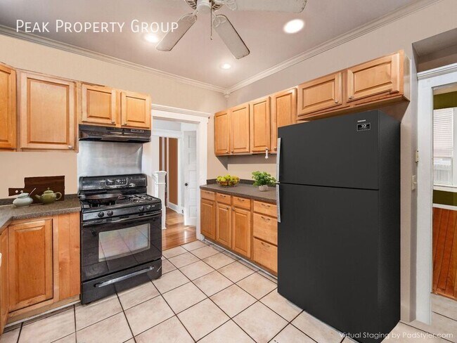 Building Photo - 1400 Summit St