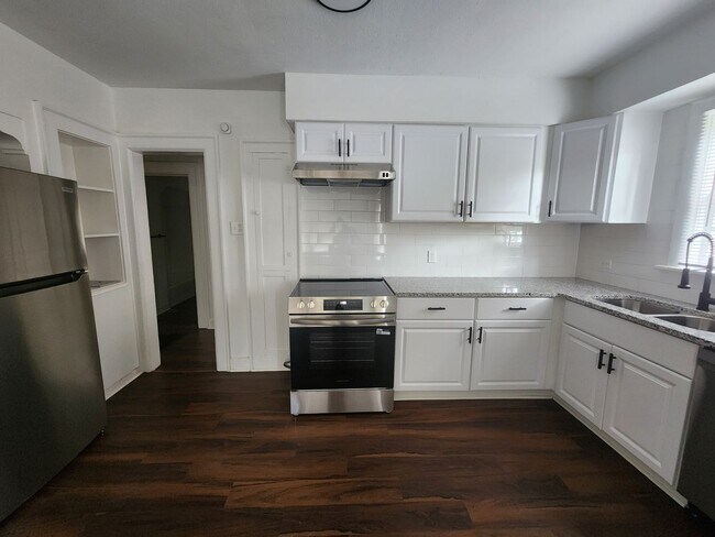 Building Photo - 3 Bedroom 2 Bath with Carport and Fenced Yard in Midtown Columbus
