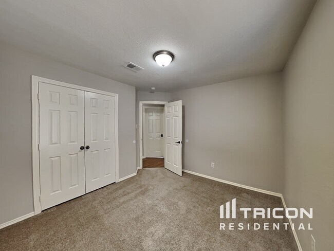 Building Photo - 221 Mesa View