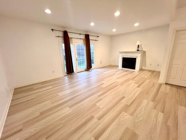 Building Photo - Beautiful Townhome - 3 bedroom 2.5 bath - Must see!