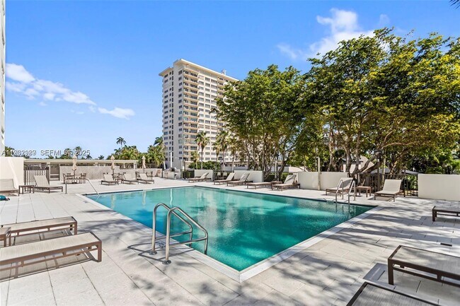 Building Photo - 340 Sunset Dr