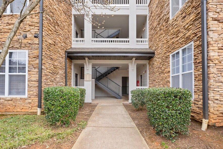 Building Photo - 1623 Brisbane Woods Way