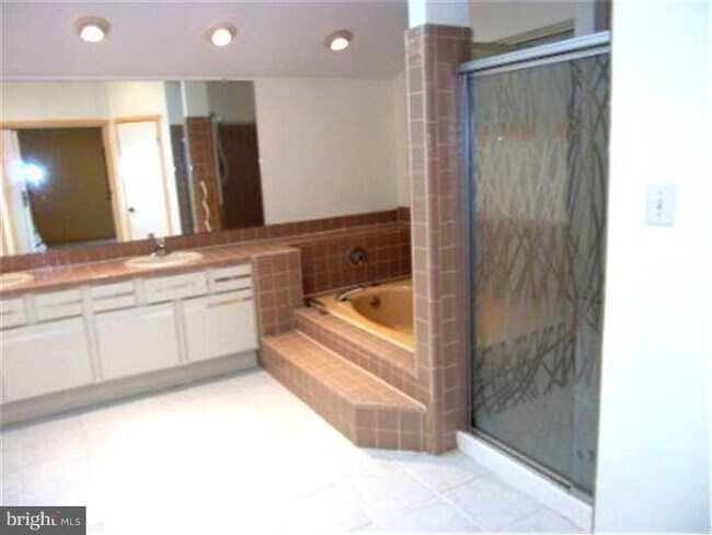 Building Photo - 83 Sayre Dr