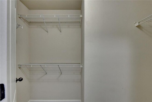 Building Photo - 522 Suwanee Oaks Dr NE