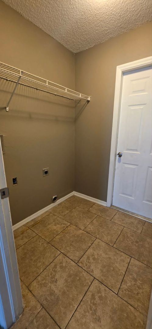 Building Photo - Spacious 3BR Home with Florida Room & Fenced Backyard