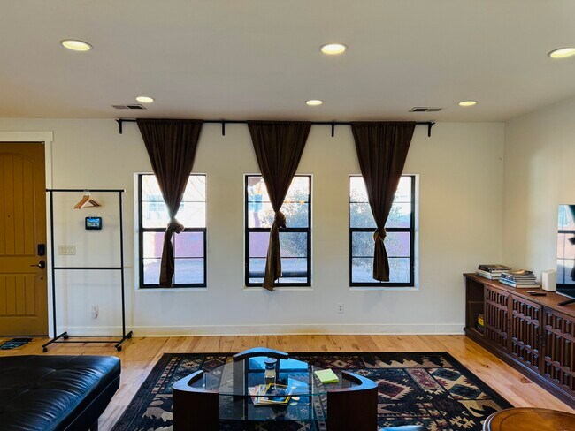 Building Photo - 412 Grove St SE