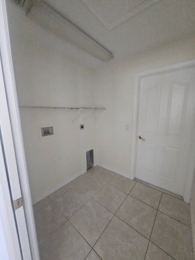 Building Photo - 7450 Blutter Rd