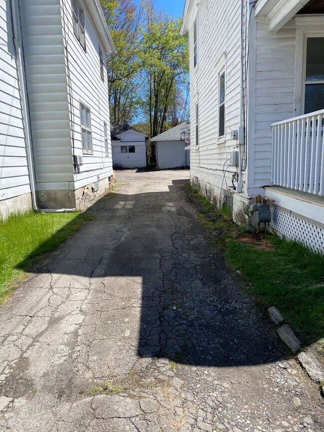 Building Photo - 3 BR, 1 BA House