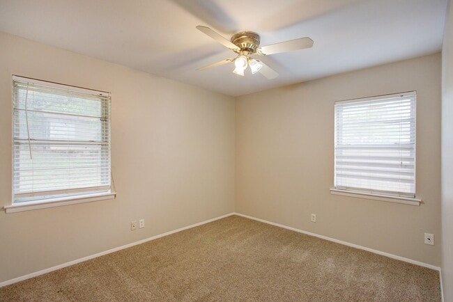 Building Photo - Coming Mid-August! 4 Bd, 2 Ba | N. Arlington