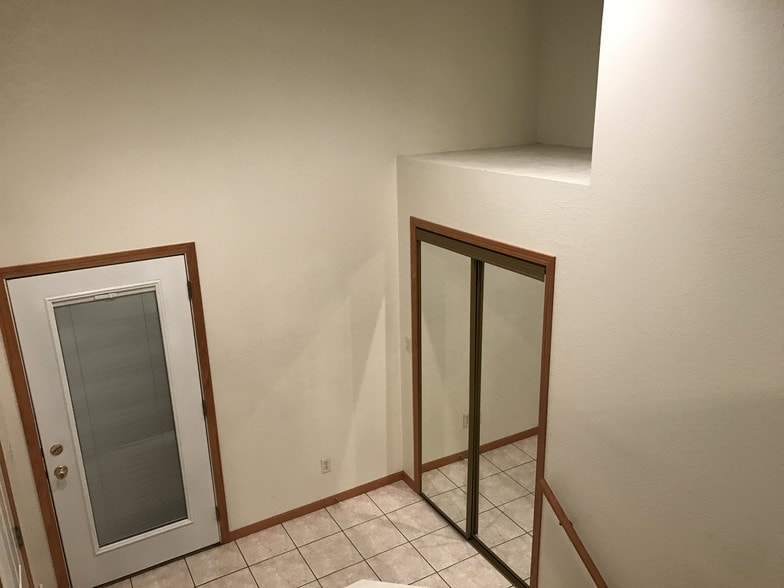 Entry Way with Closset - 1800 E Comanche St