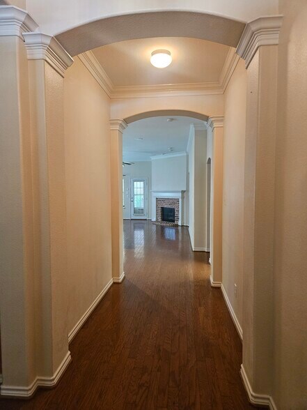 Building Photo - 8562 Robertson Dr