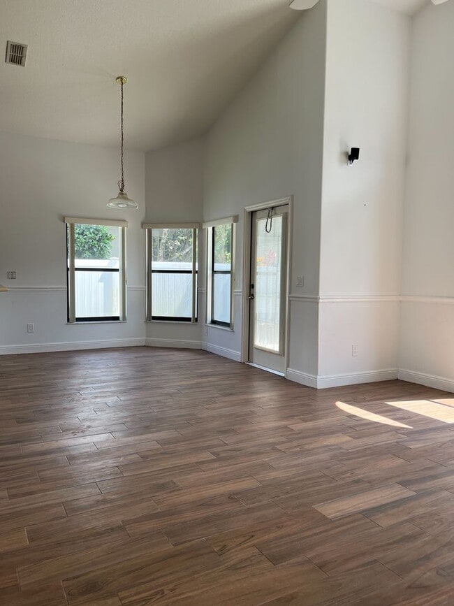 Building Photo - Dr Phillips area 3 bedroom 2.5  Bath Home With Bonus room