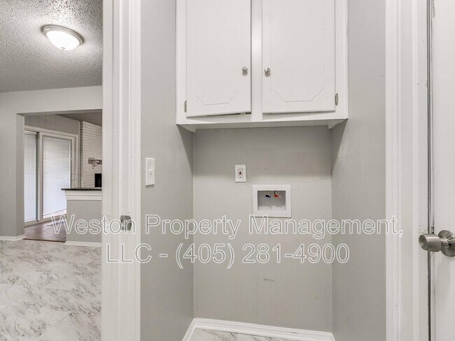 Building Photo - 1011 Crown Dr
