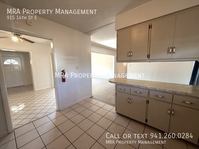 Building Photo - 915 14th St E