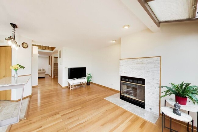 Building Photo - 943 W Essex Pl