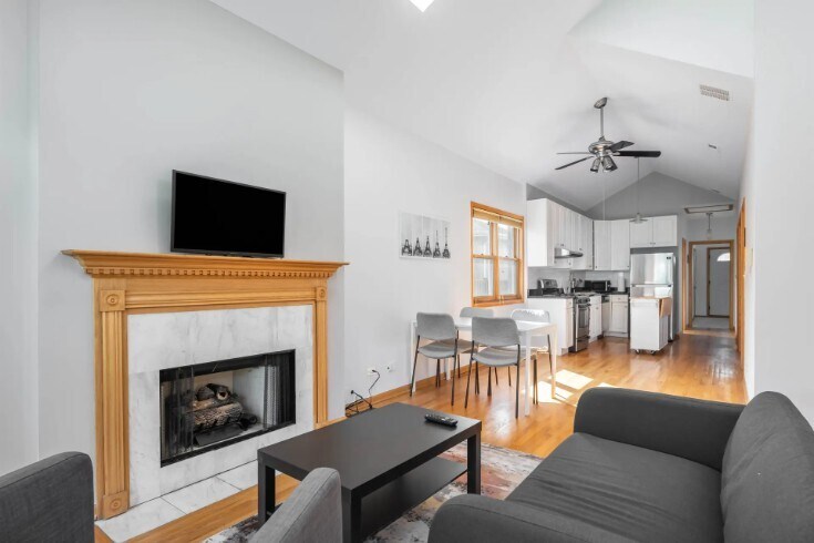 Building Photo - 1359 W Hubbard St